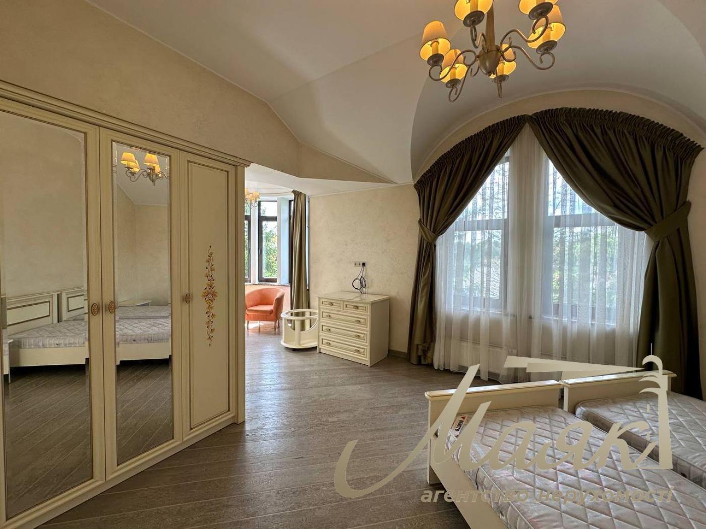 Продаж резиденції з двох будинків на 60 сотках землі на Хуторі Мриги, Голосіївський район.