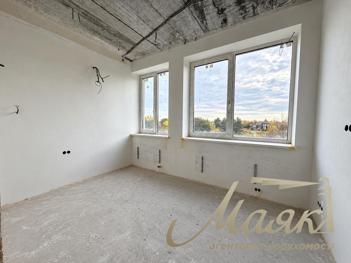 3-story house for sale, 325 m², village of Plyuty