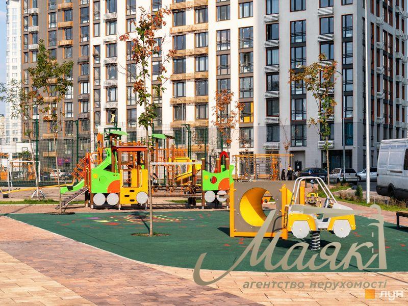 Rent a facade premise 81,7 m in Residential Complex "Seven" with renovation