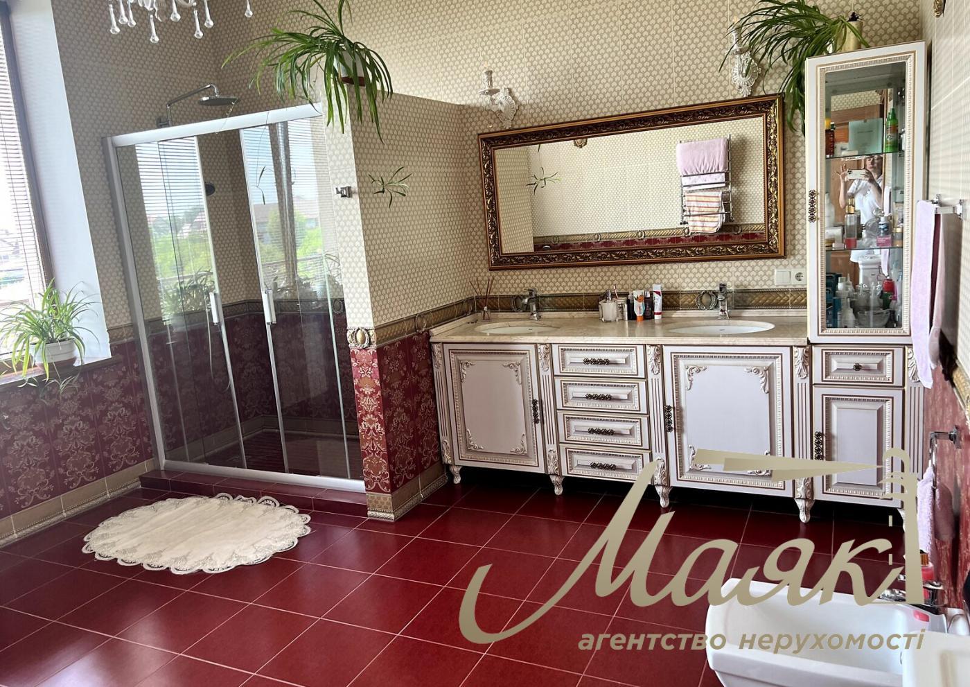 Продаж будинку з дизайнерським ремонтом у Нових Петрівцях, 35 соток, 650м2, вул. Івана Кудрі