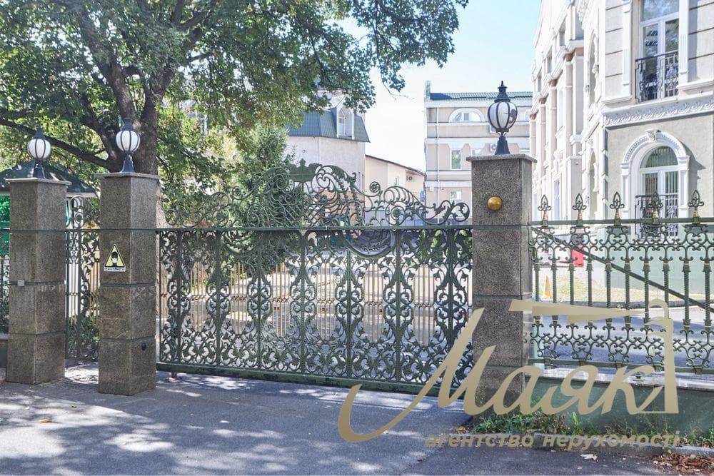 Продаж окремої будівлі площею 3 941 м⁴. Земельна ділянка площею 0,25 га. Центр Києва