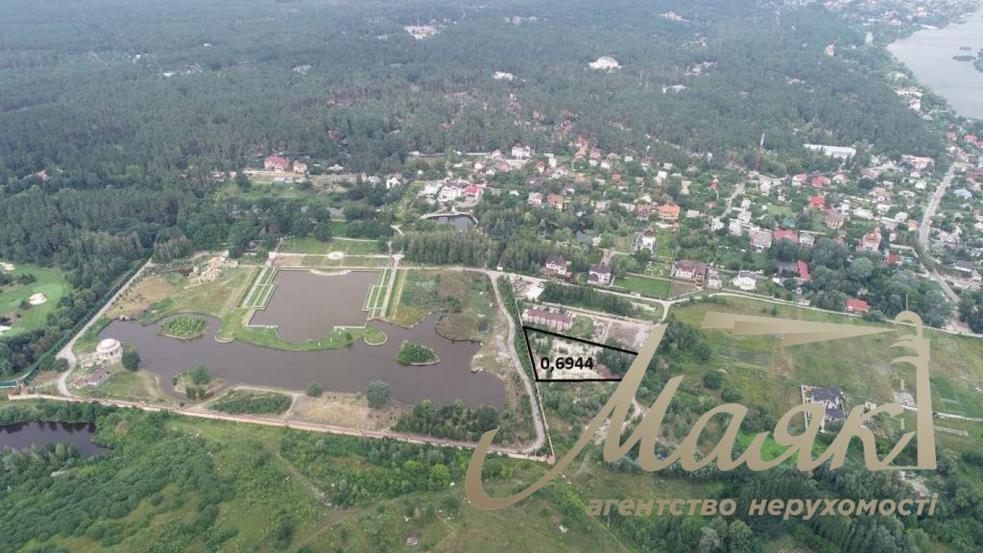 Sale of land from the village of Plyuti, Koncha-Zaspa district. Plot with a lake