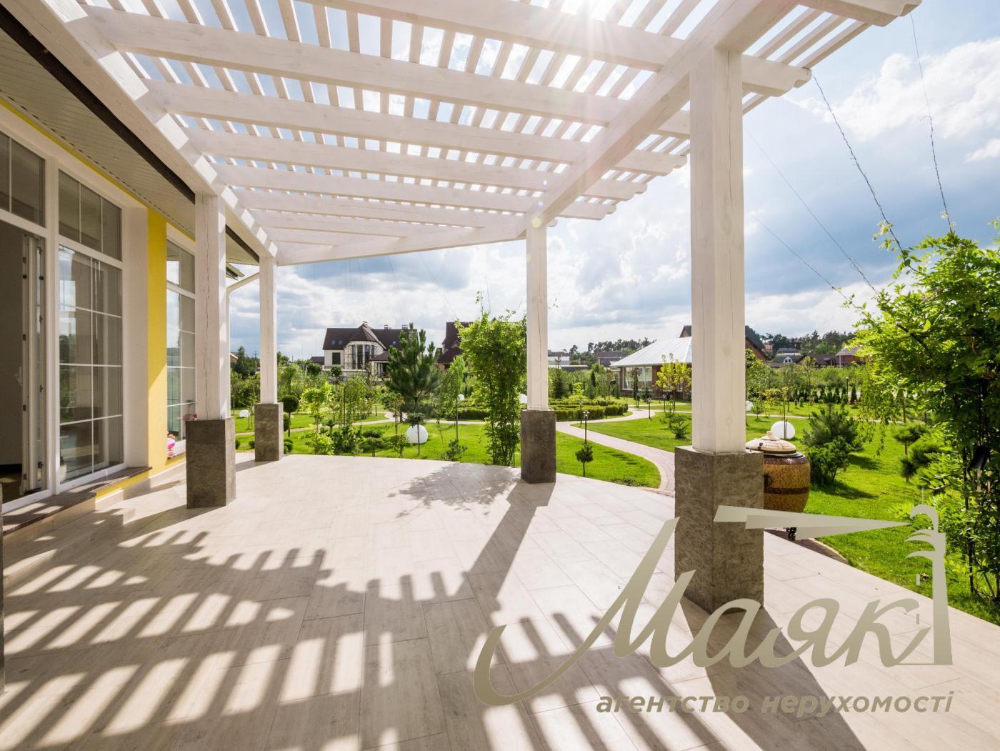 Rent of 3-storey house (840m2) s.Kozin