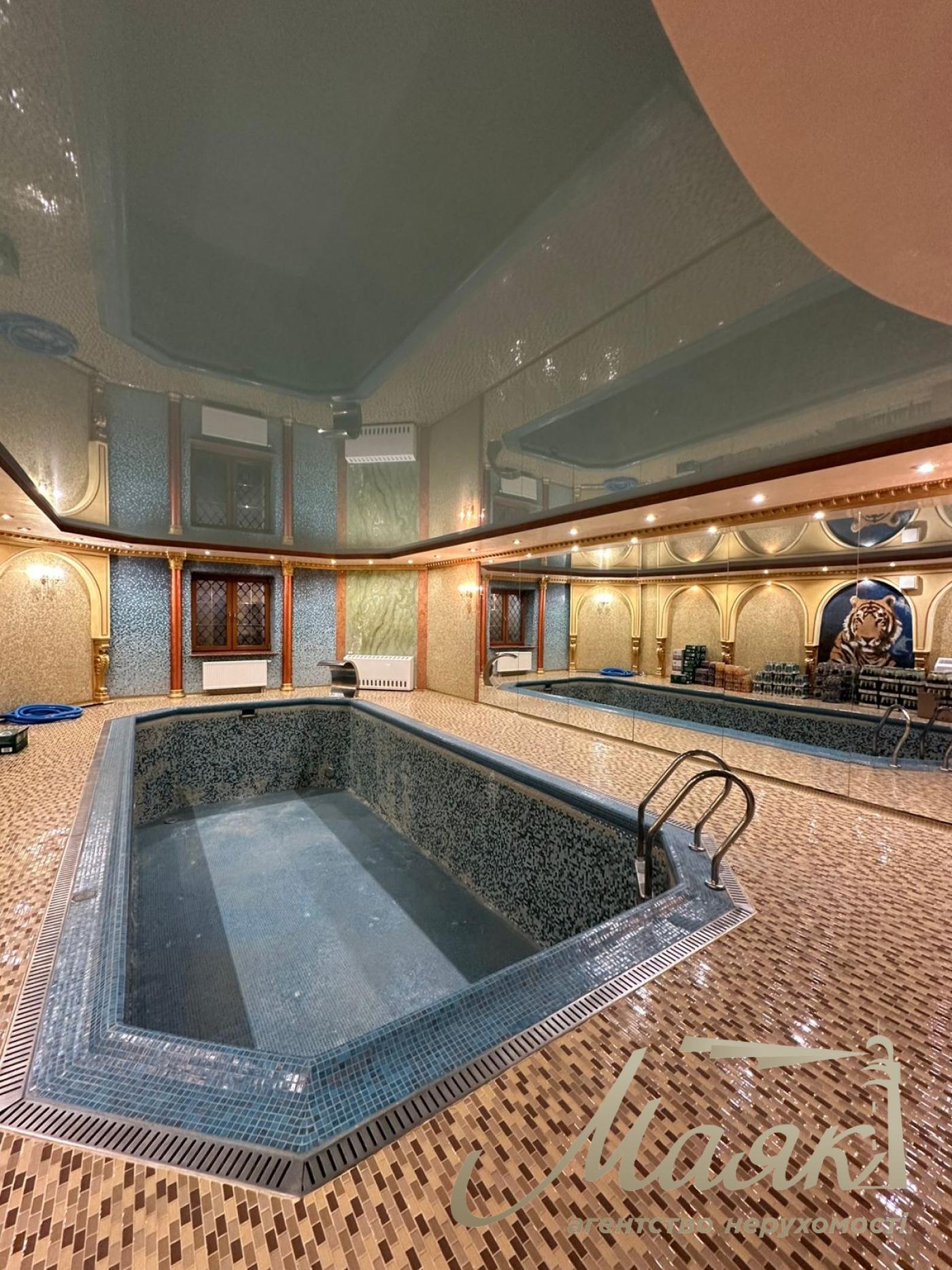 We offer for sale a luxurious house in Petropavlovska Borschagovka, Kiev, just 3 minutes from the city.