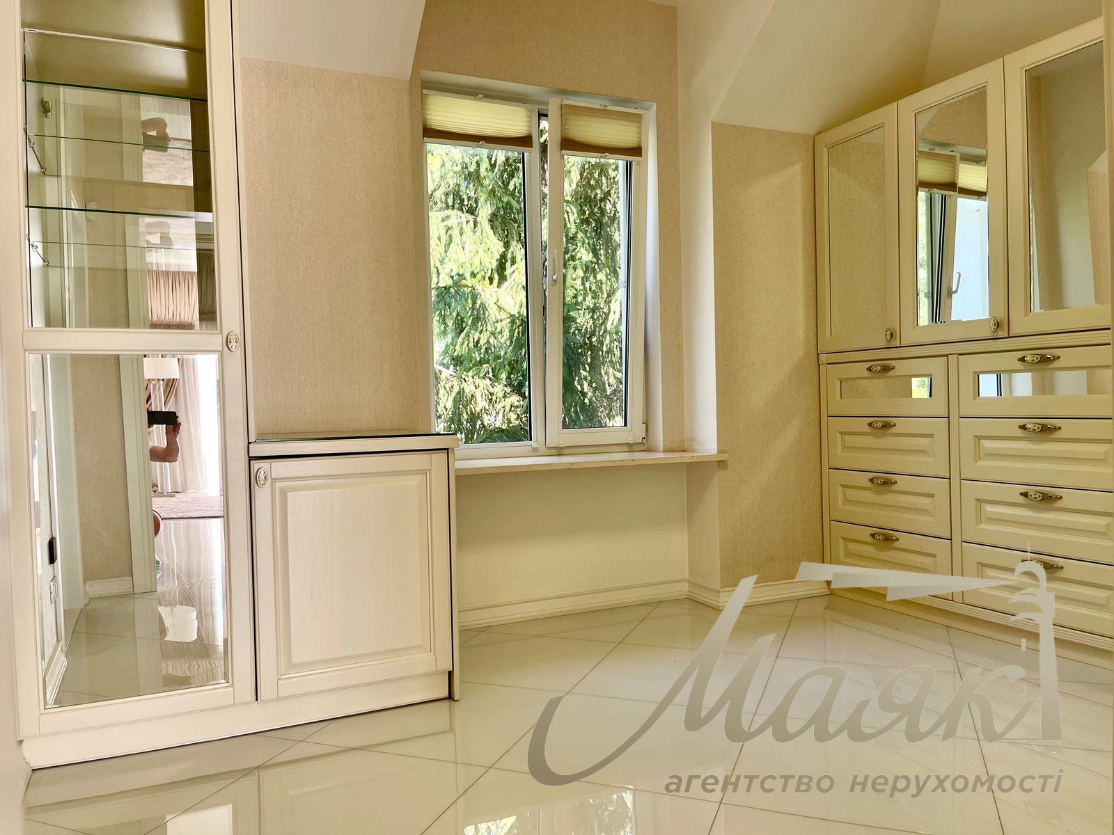 Оренда двоповерхового будинку 435 м² у с. Лісники, КМ "Зелений Гай".