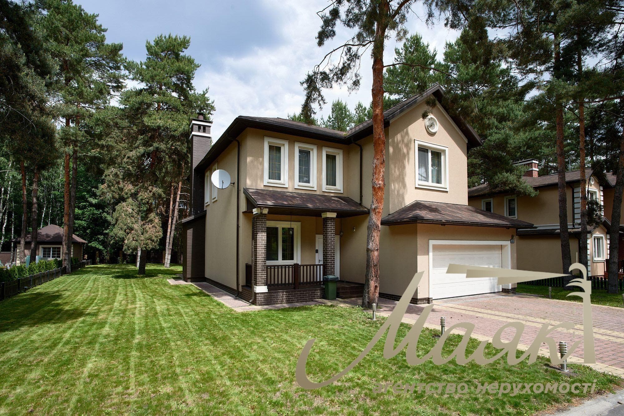 Продаж сучасного будинку площею 252 м² в елітному котеджному містечку Riviera Village, закрита територія