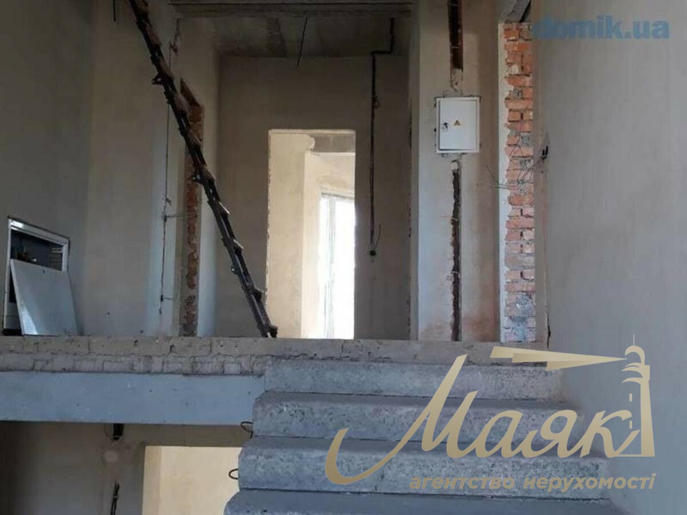 Продаж будинку 356м2 у Романкові з ділянкою 21 сотка