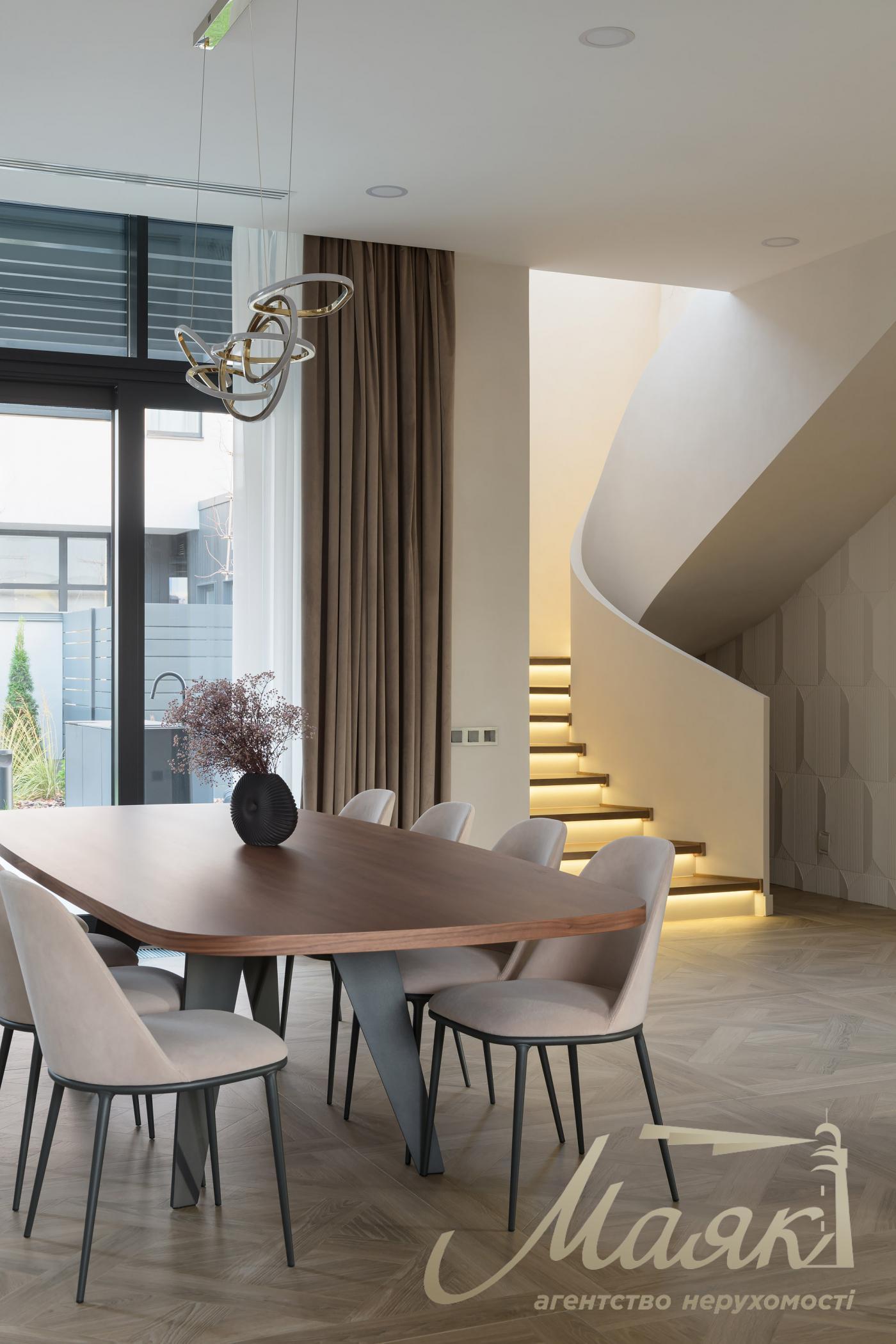 Продаж Будинку, Козин