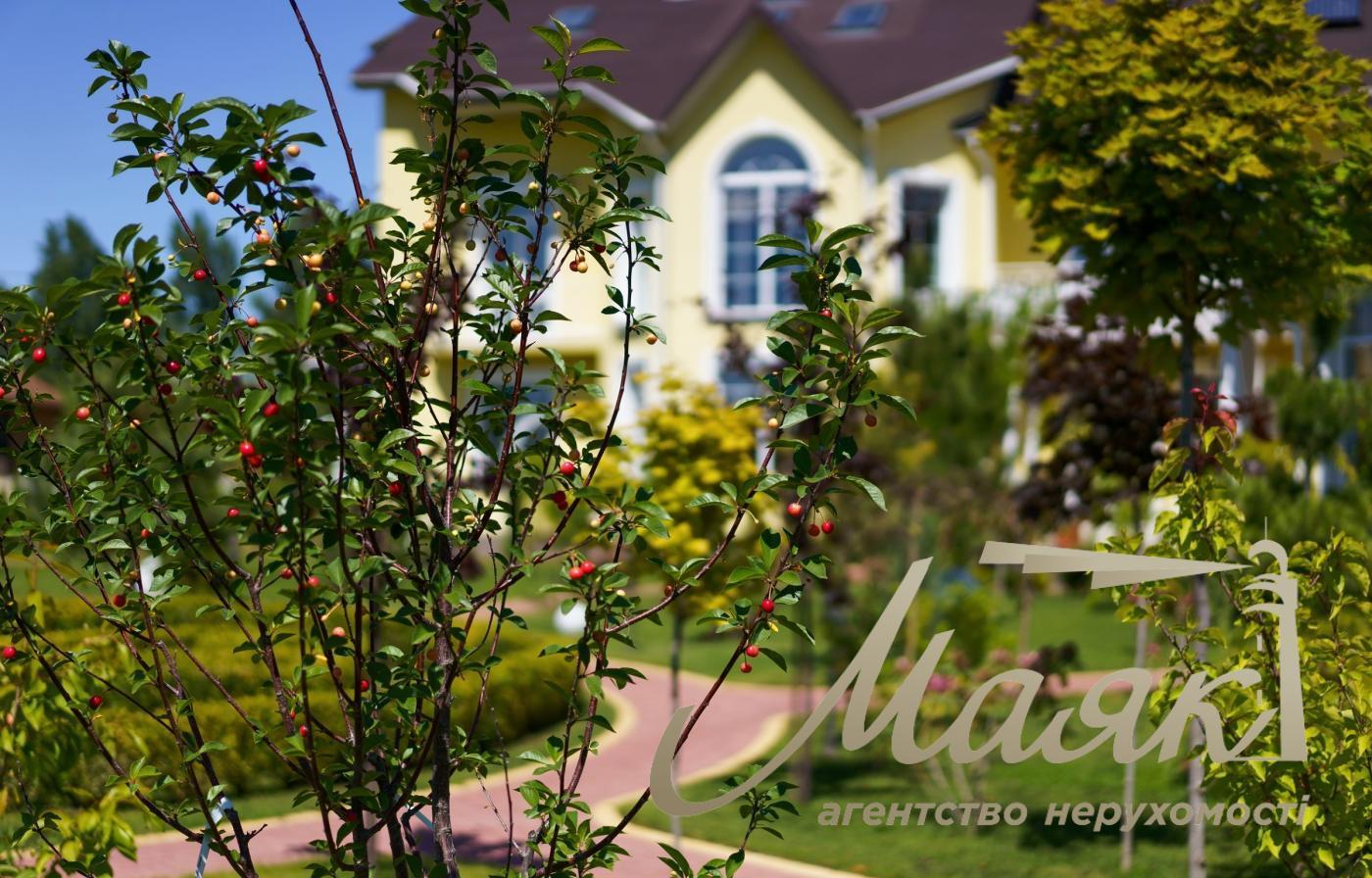 Rent of 3-storey house (840m2) s.Kozin