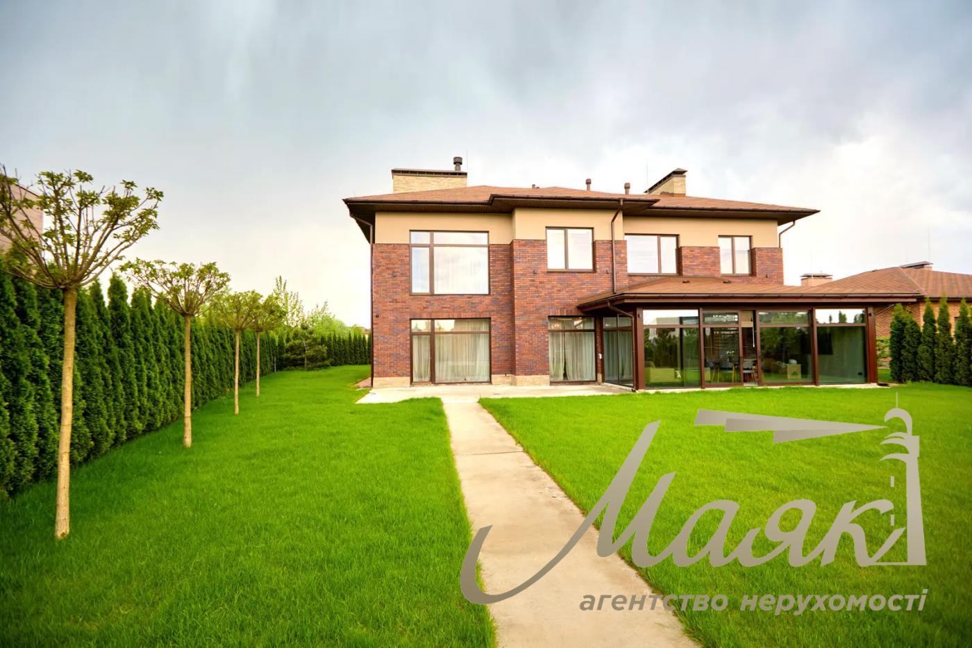 Rent a house 340 sq.m. with its own bank with. Romankov