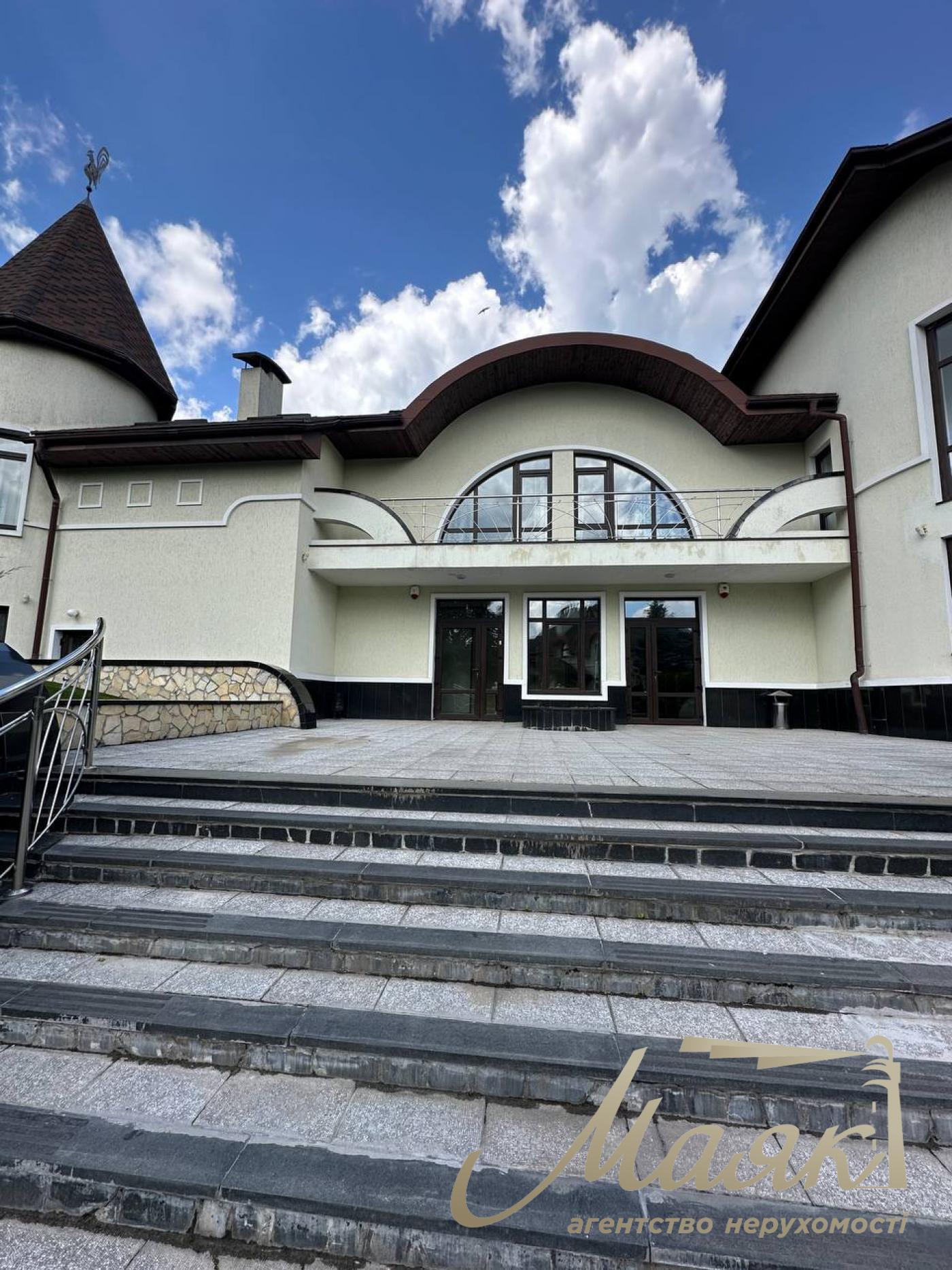 Оренда резиденції з двох будинків на 60 сотках землі в Хуторі Мриги, Голосіївський район, Київ.