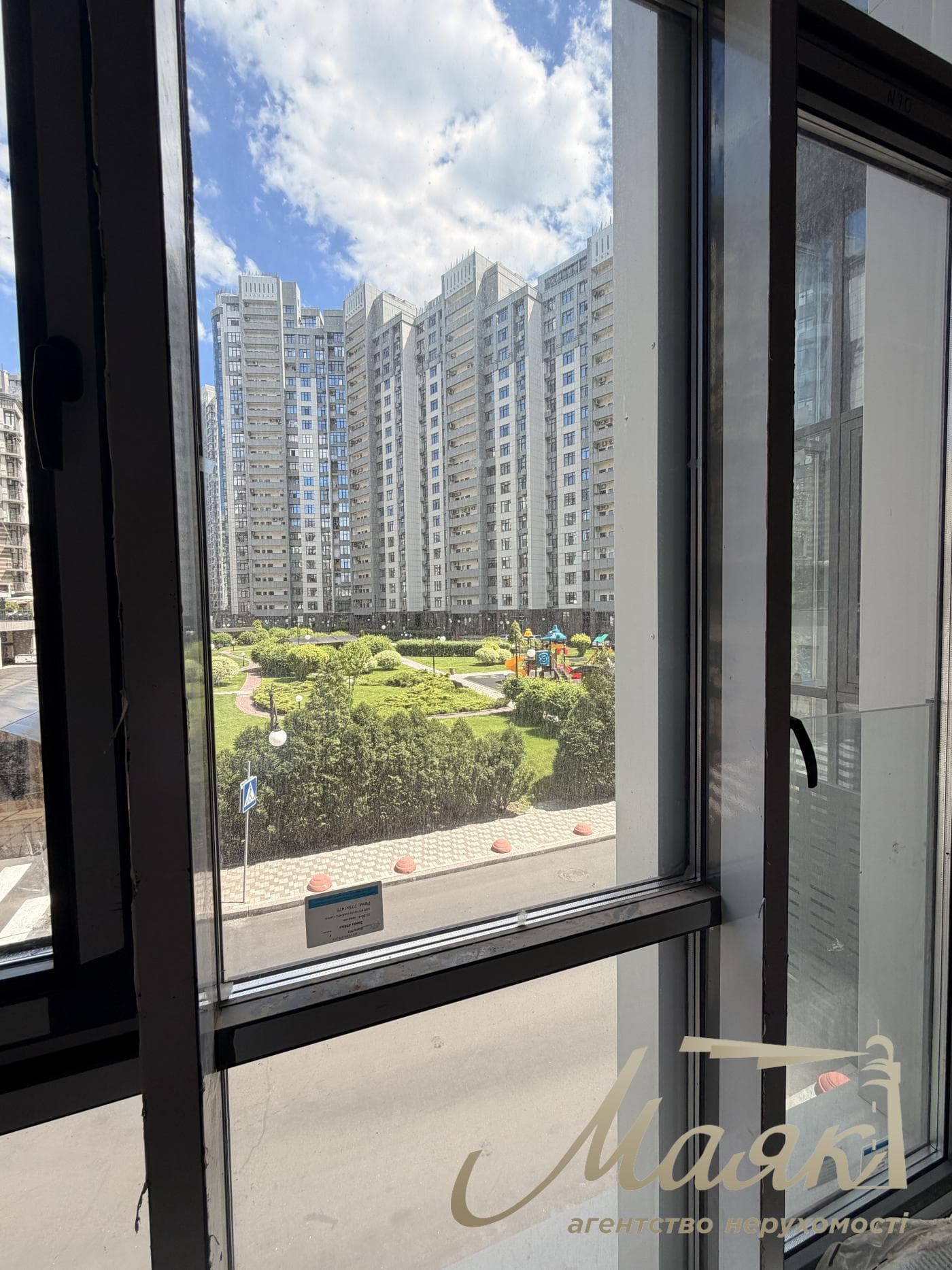 Rent a front commercial premises Residential Complex Novopecherskie Lipki, Verkhoglyada str.