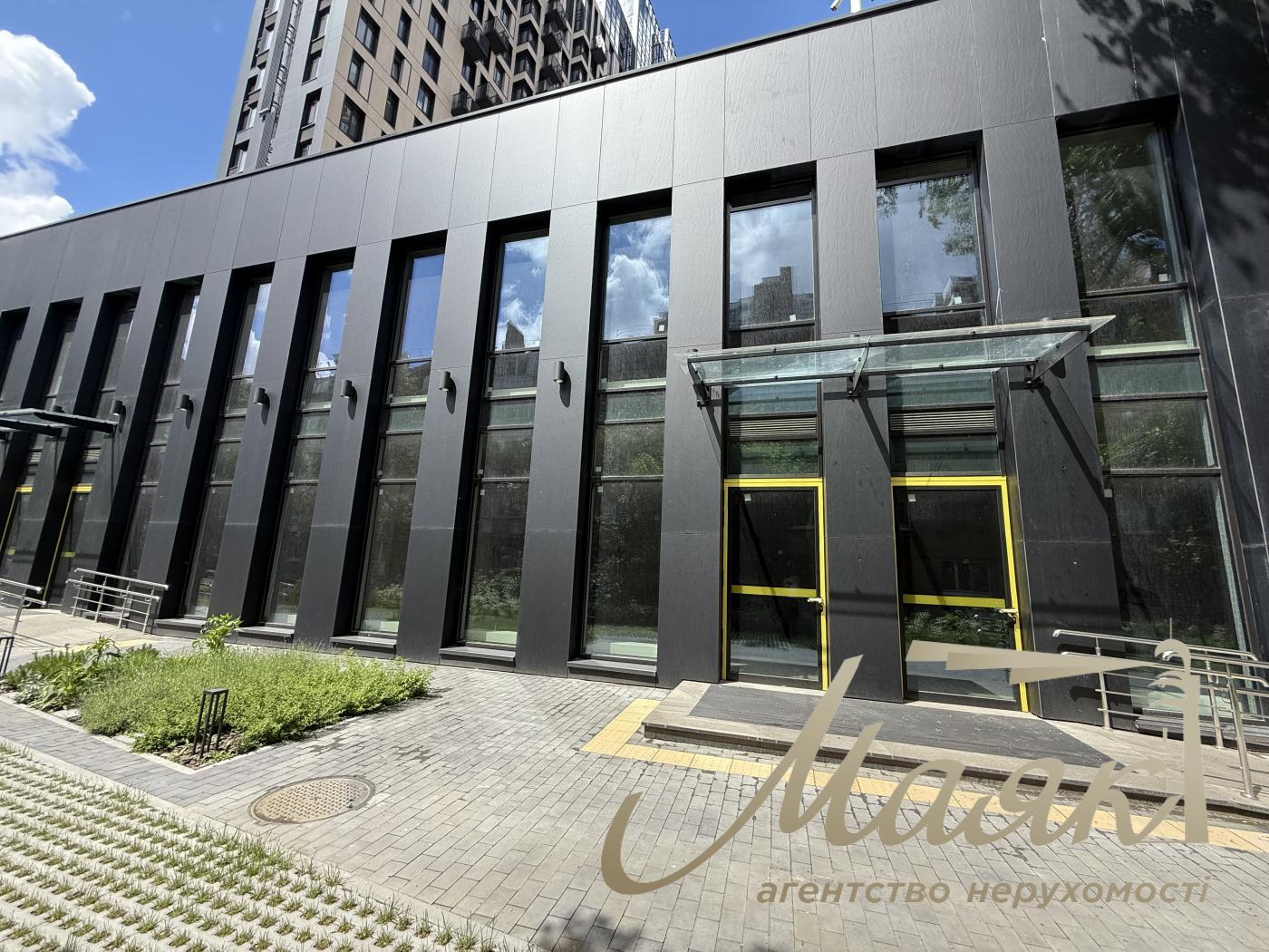 Оренда фасадного 110м2 приміщення ЖК Трініті вул. Тютюнника, 39/2