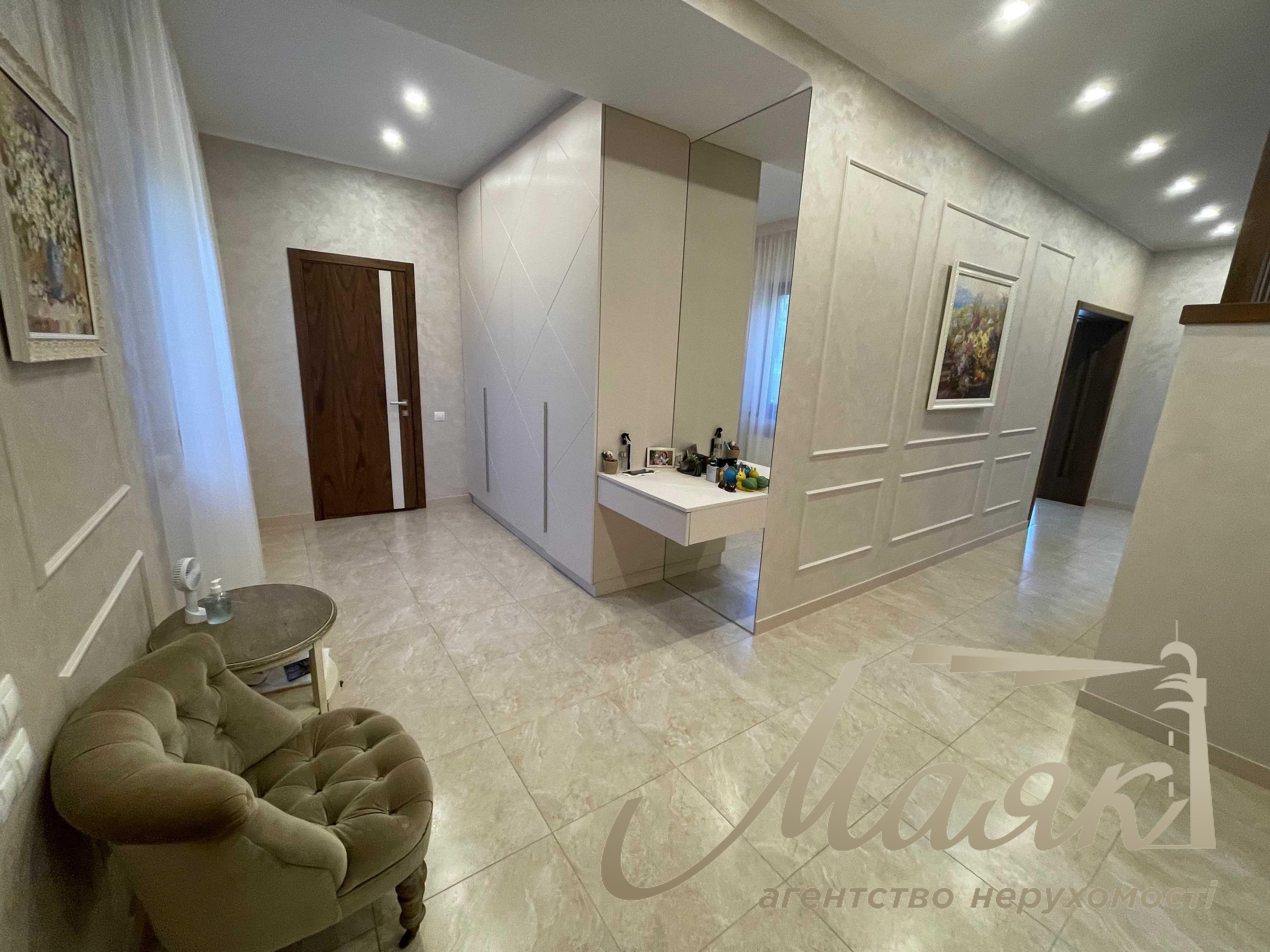 Оренда 3-поверхового котеджу (650 м²) з виходом до води, пляжем та басейном на 20 сотках