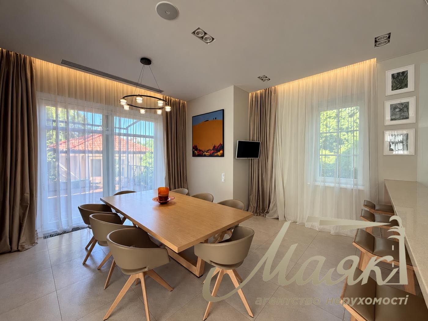 Оренда 2-поверхового будинку площею 570 м², Плюти