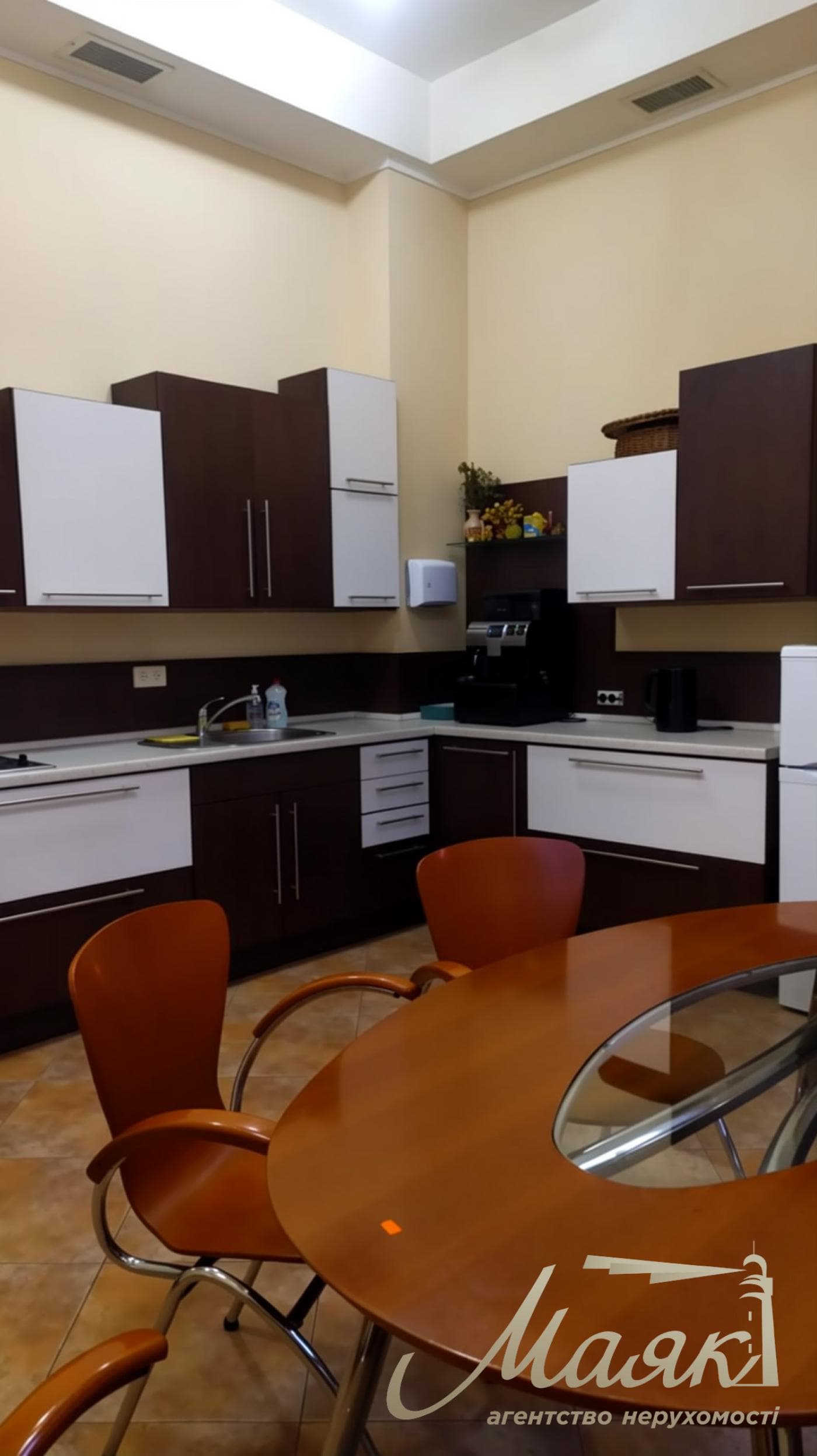 Продаж офісного приміщення площею 196 м² на вул. Великій Житомирській, Шевченківський район, Центр,
