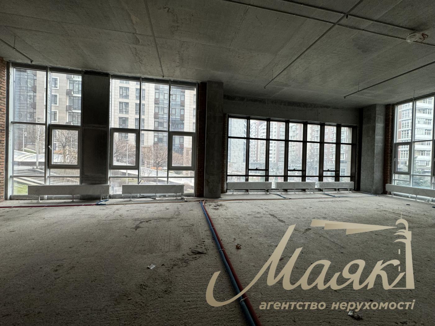 Продаж фасадного приміщення в ЖК Бульвар Фонтанів, вул Саперне Поле 3