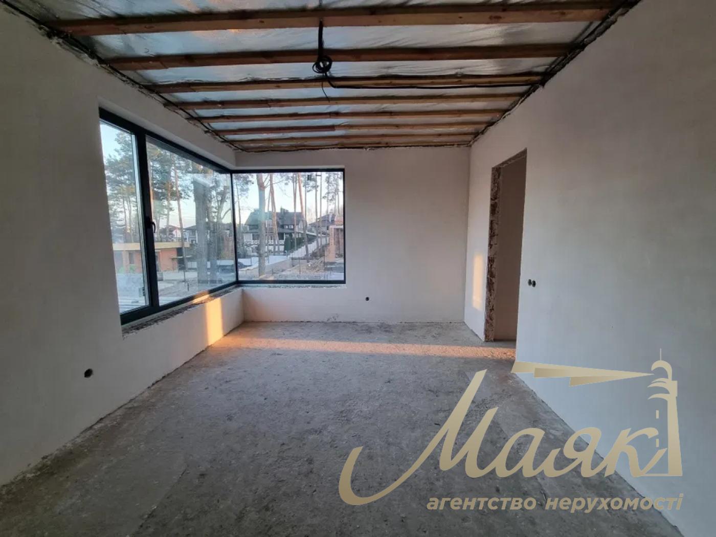 We offer for sale a modern and well-built house in the village. Khodosovka, just 10 minutes drive from Kiev