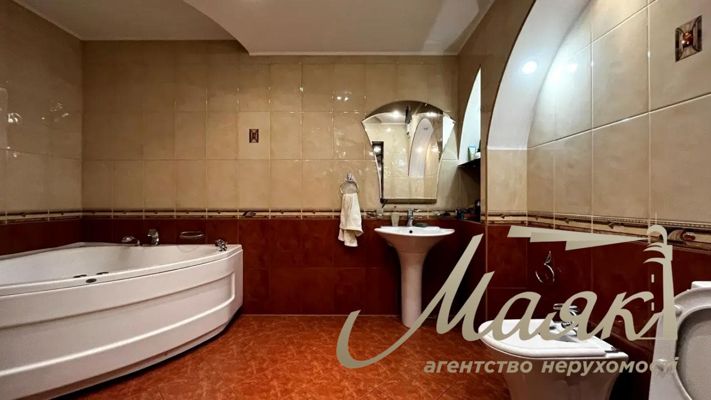Оренда 4-кімнатної квартири на вул. Антоновича, 140, Центр.