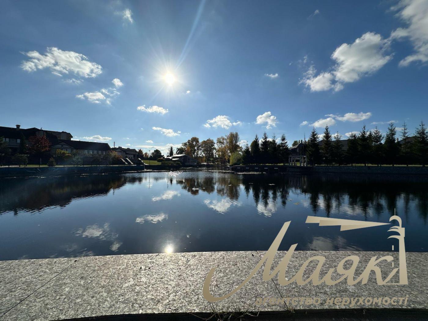 Sale of a plot with access to the Dnieper River. In the city on the Dam.