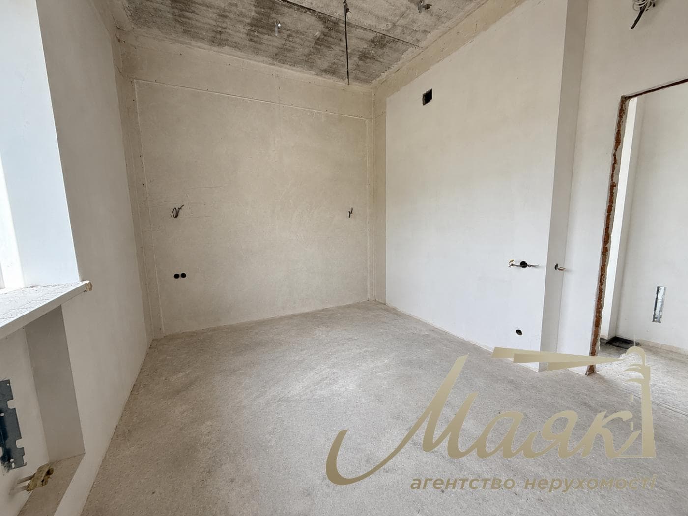3-story house for sale, 325 m², village of Plyuty