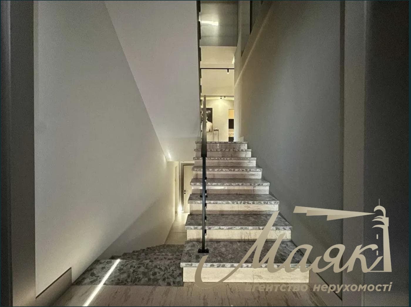 Продаж 2-поверхового будинку площею 360 м² у с. Плюти, Обухівський напрямок
