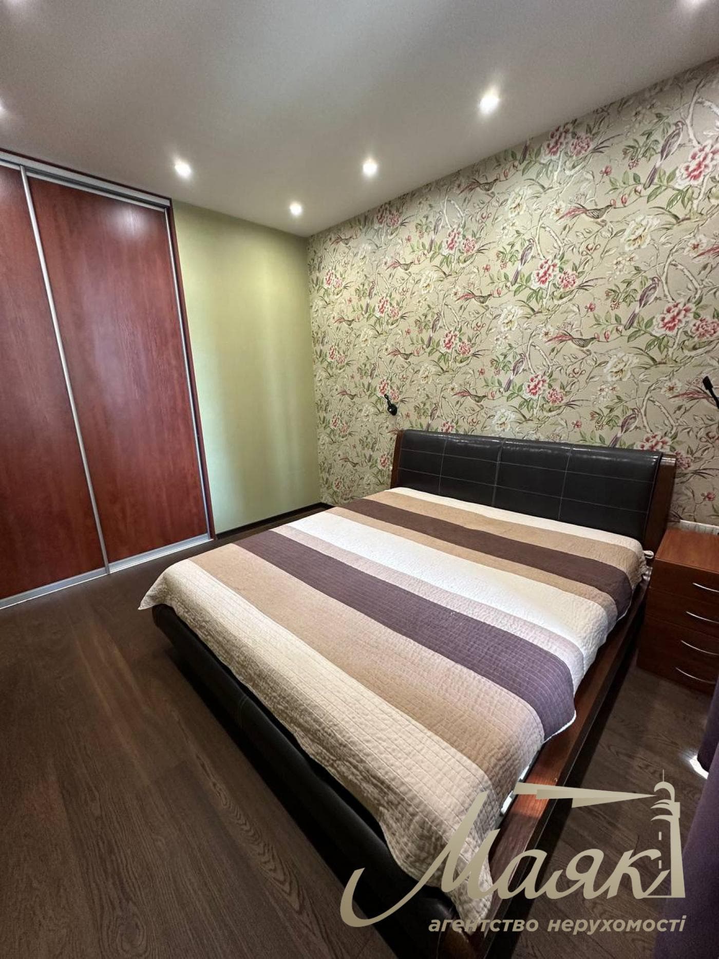 Rent a three-bedroom apartment in the Novopecherskie Lipki residential complex, Verkholyad