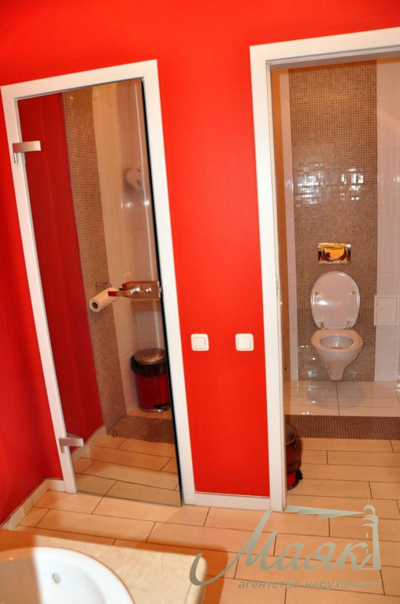 For sale is a respectable office of 178 sq.m. near Mariinsky Park on Grushevskogo Street 9A!