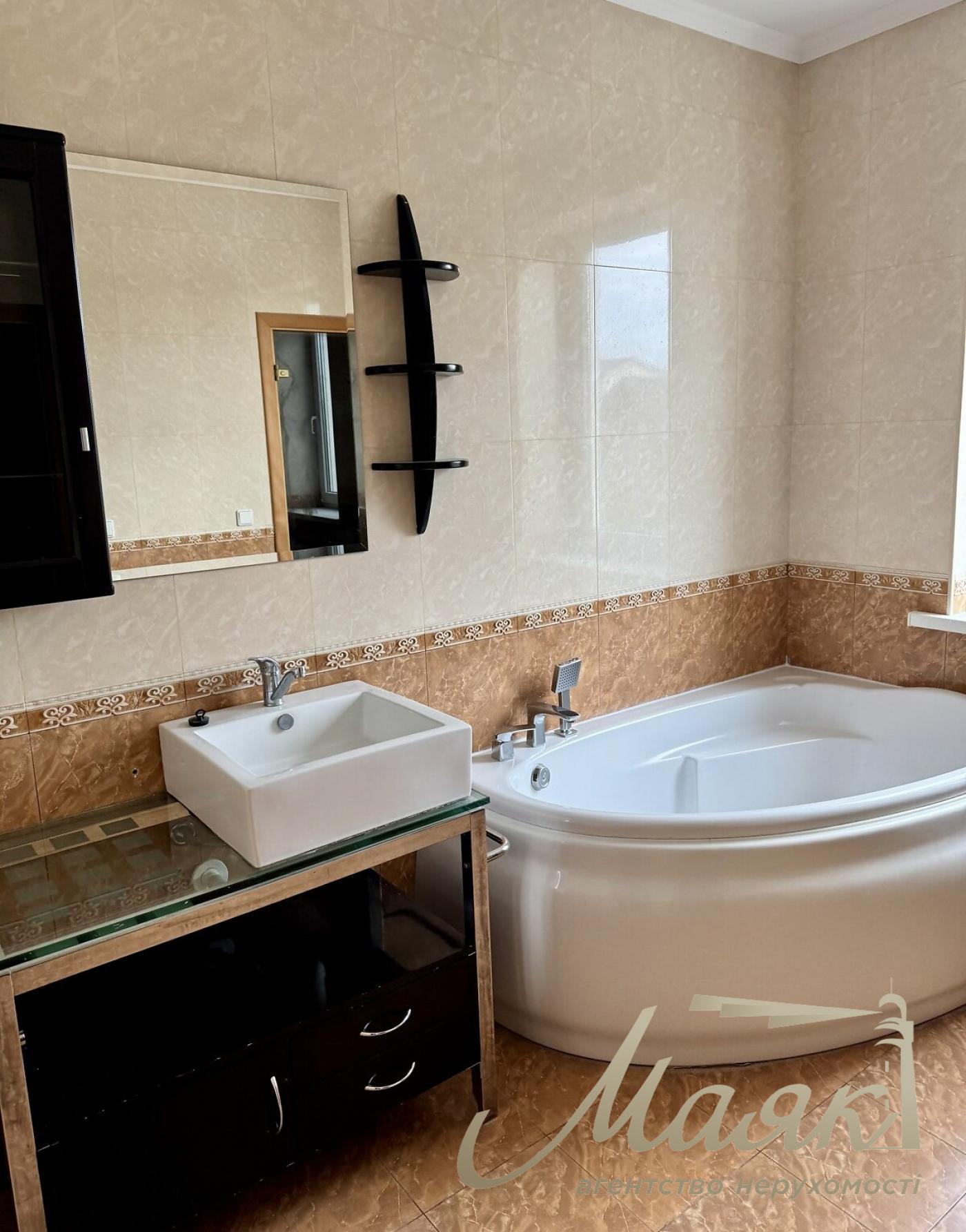 Оренда будинку 310м2 у селі Ходосівка