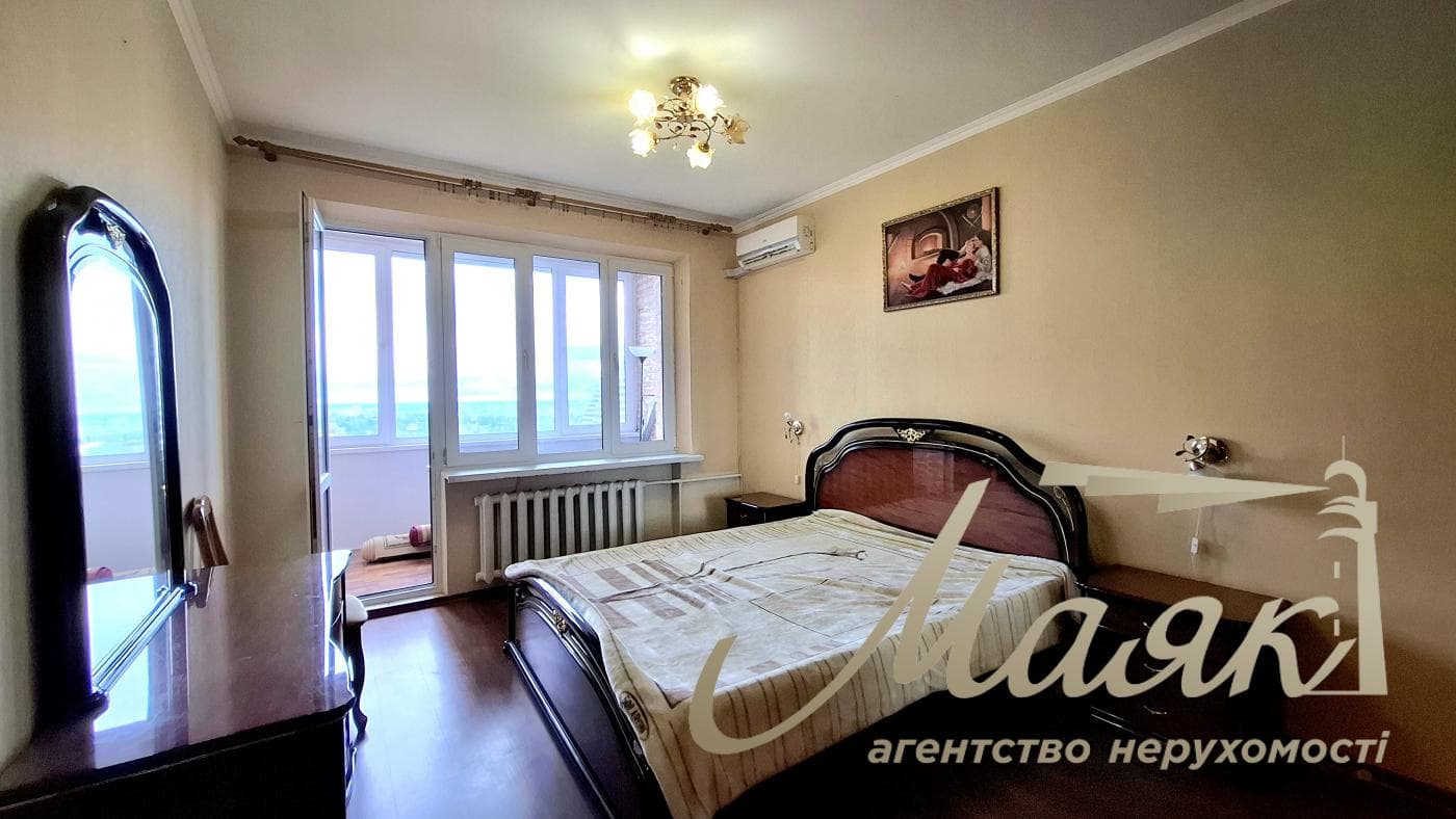 Продаж 3-кімнатної квартири біля станції метро «Печерська», вул. Лесі Українки