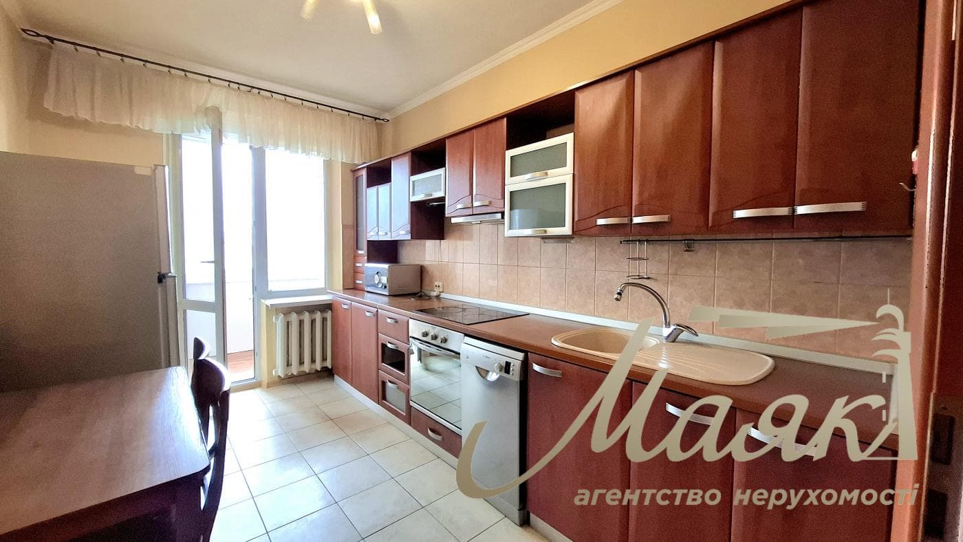 Продаж 3-кімнатної квартири біля станції метро «Печерська», вул. Лесі Українки