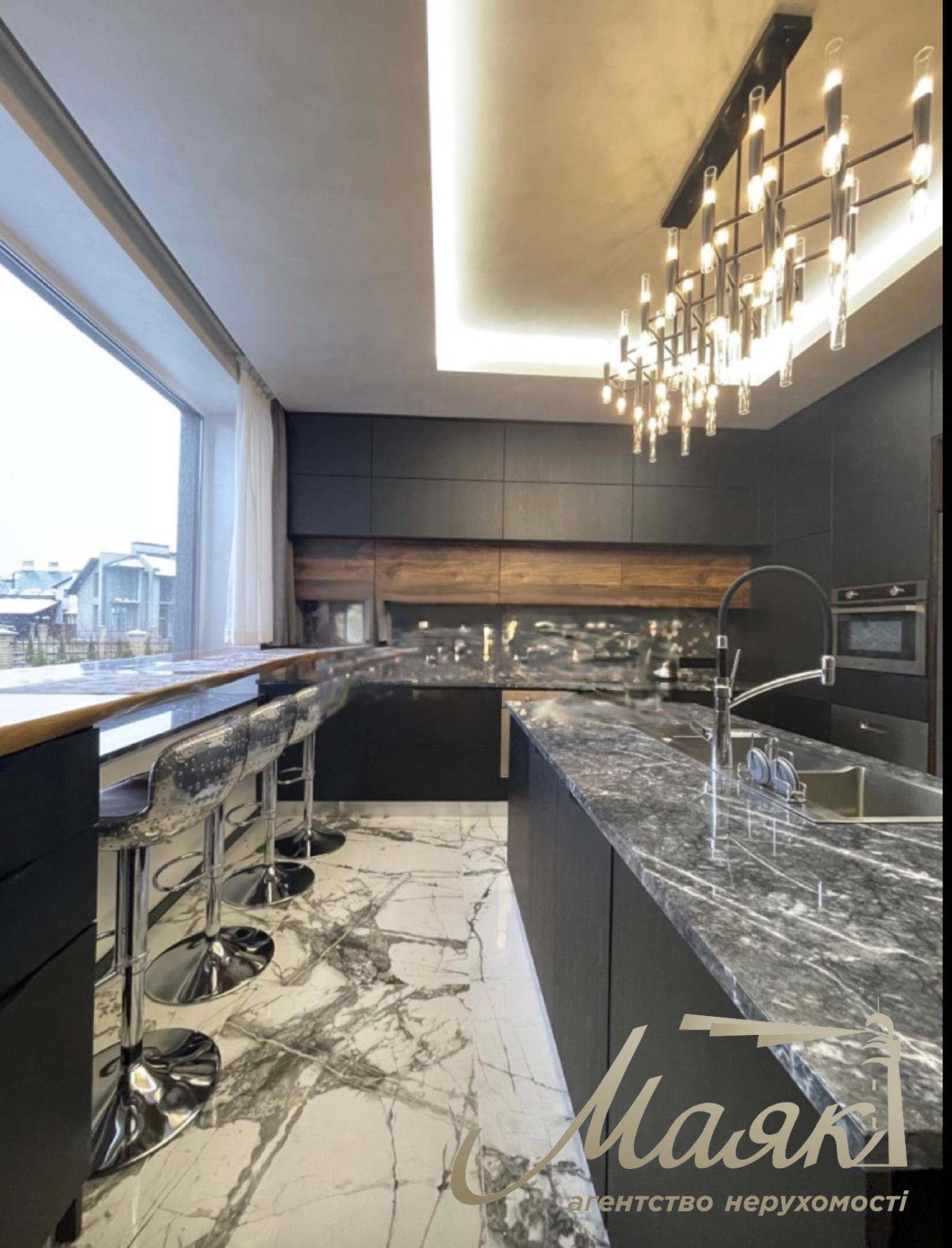 Продажа дома 400м2 в с.Плюты