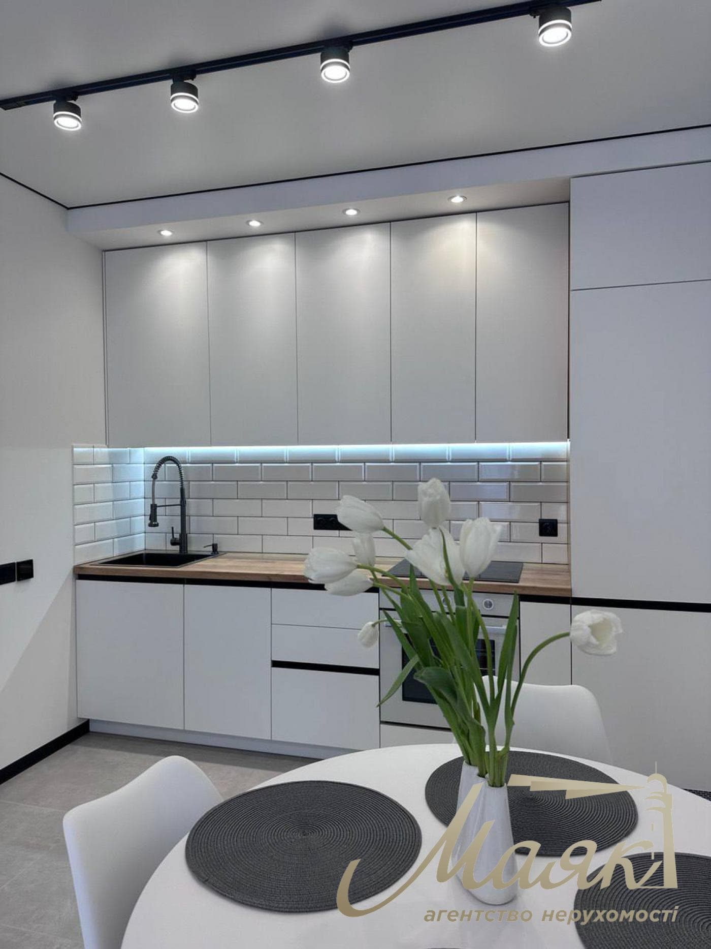For sale 3-bedroom apartment in LCD New England