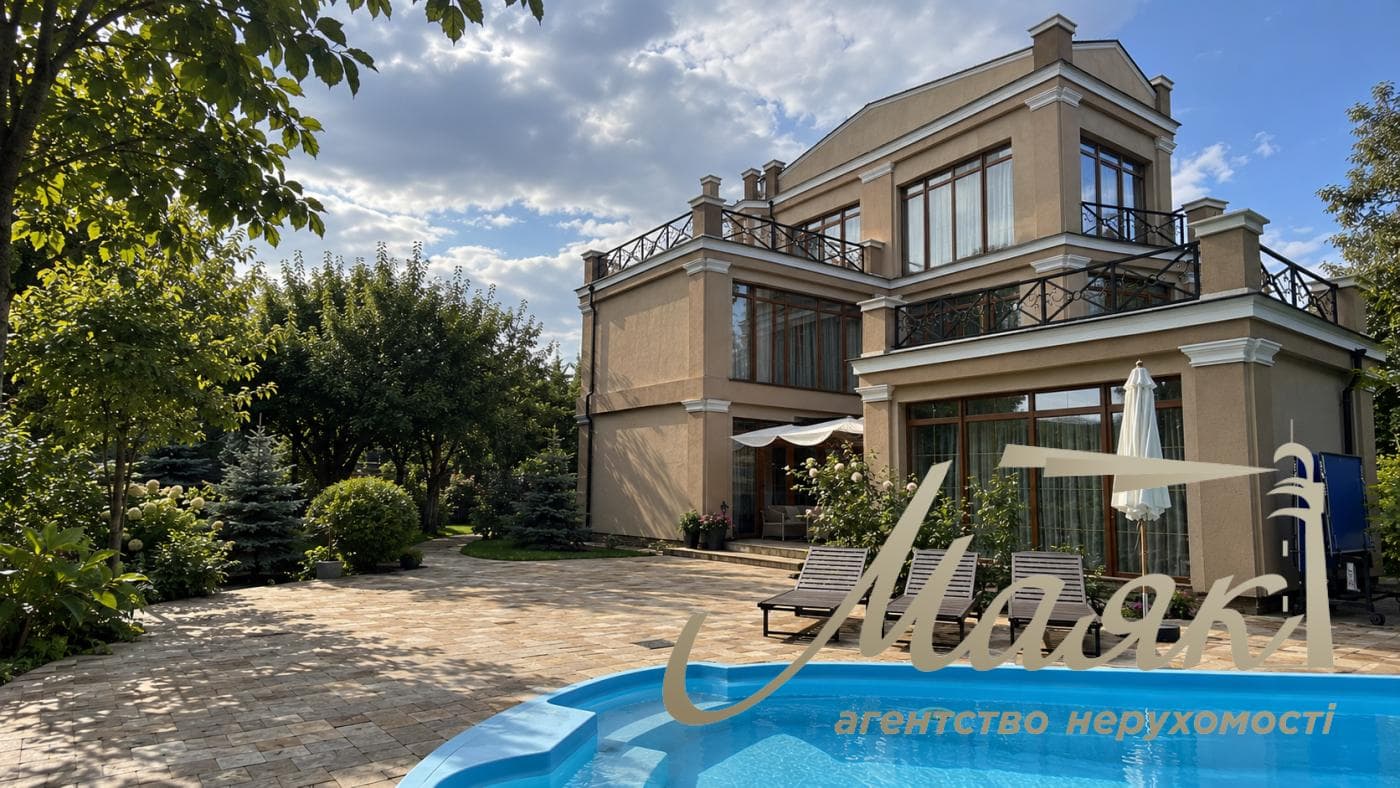 For rent: a 2-story house (390 m²) in the village of Kozin, Obukhiv District, Kyiv Oblast.