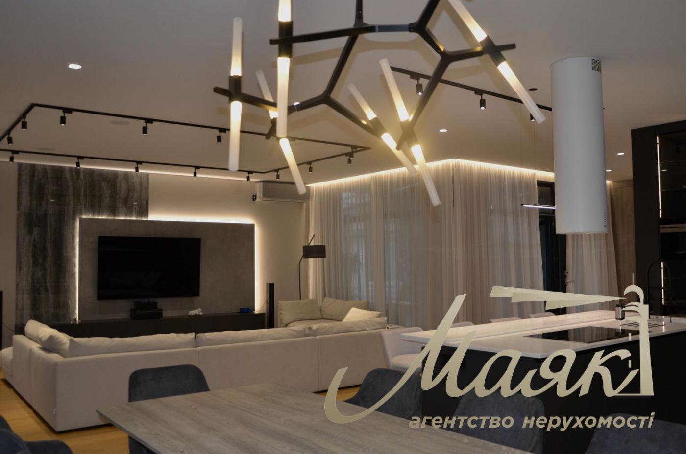 We offer for sale an elite one-storey house with exquisite designer repair, located in the cottage town KDT "Chernobylets" (Lake Mininka)