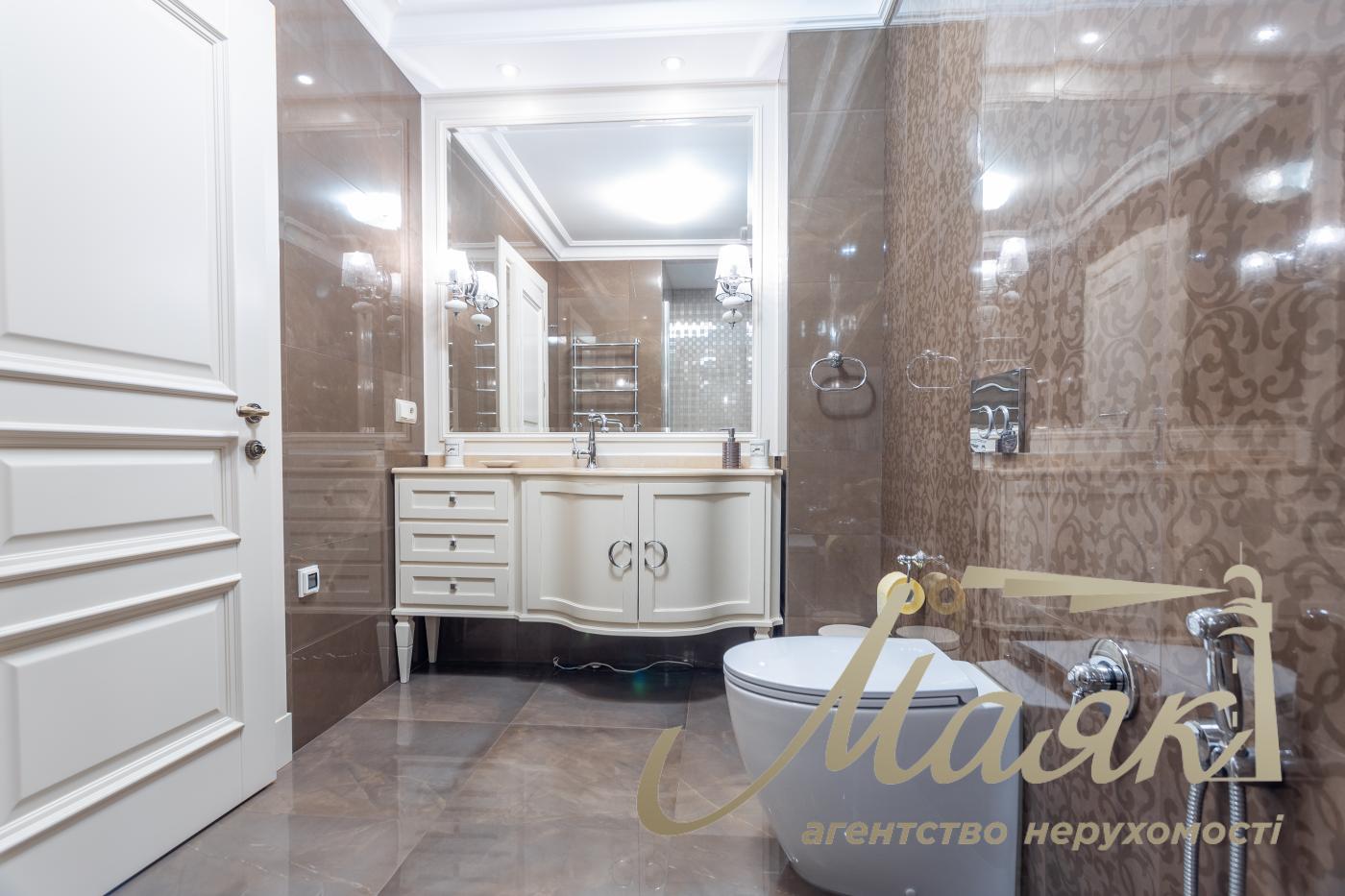 Sale 4k apartment with parking place in LCD Zverinetskyi, Pechersk, Kiev