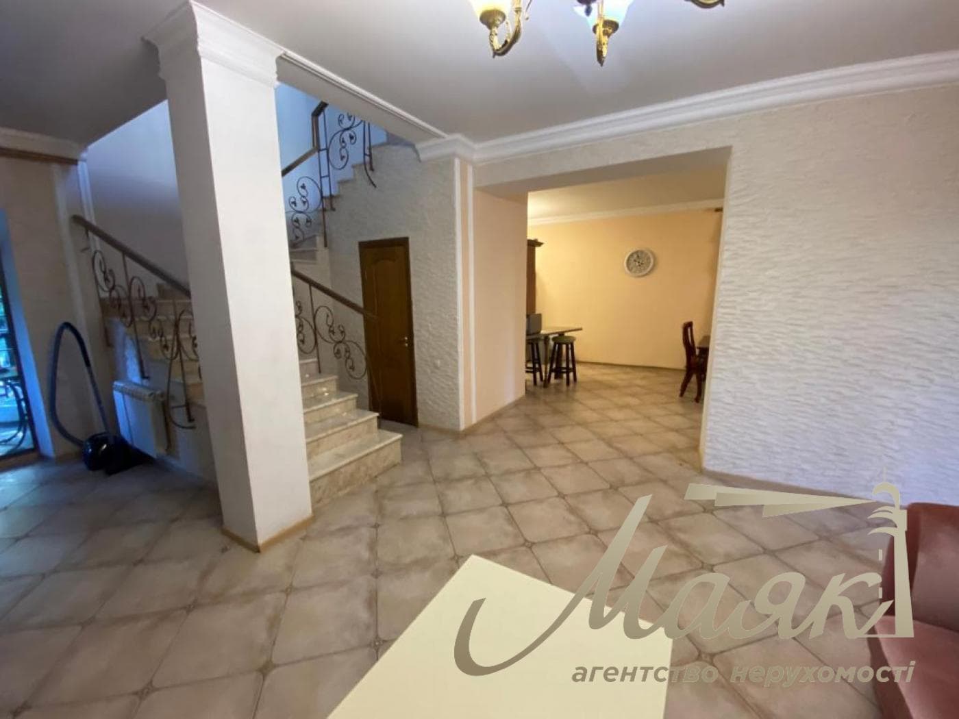 Оренда 3-поверхового будинку (250 м²) у Лесниках
