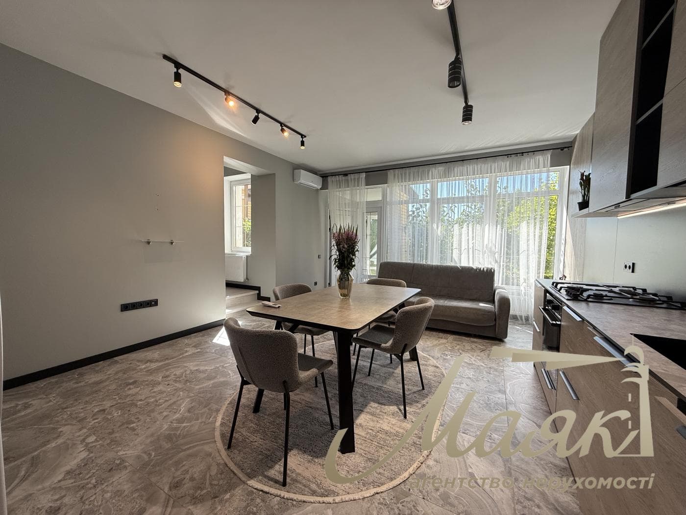 Оренда 3-поверхового таунхауса площею 220 м², Козин, КГ Montana Village