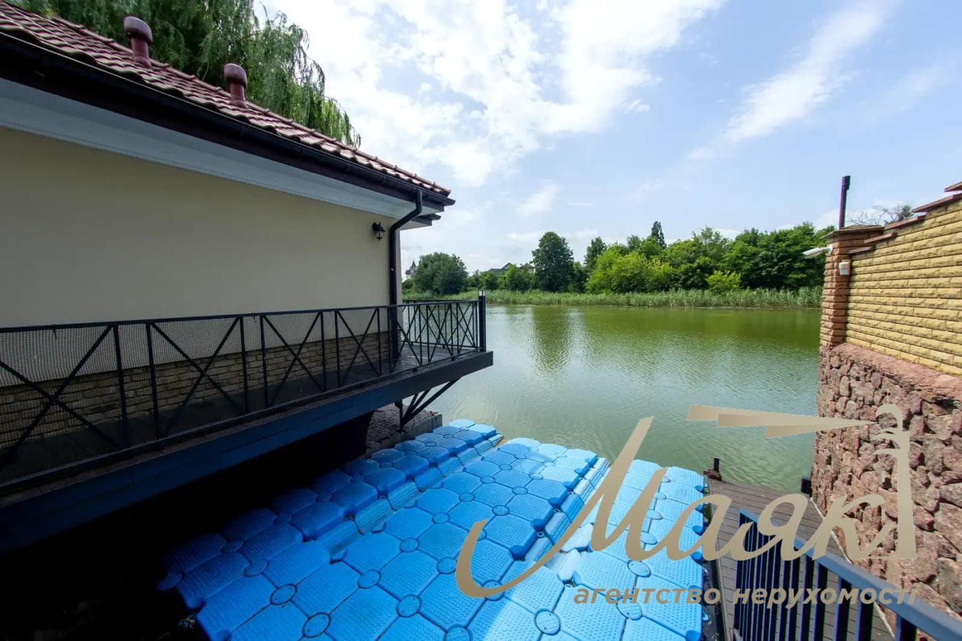 Оренда 3-поверхового будинку площею 570 м², Плюти