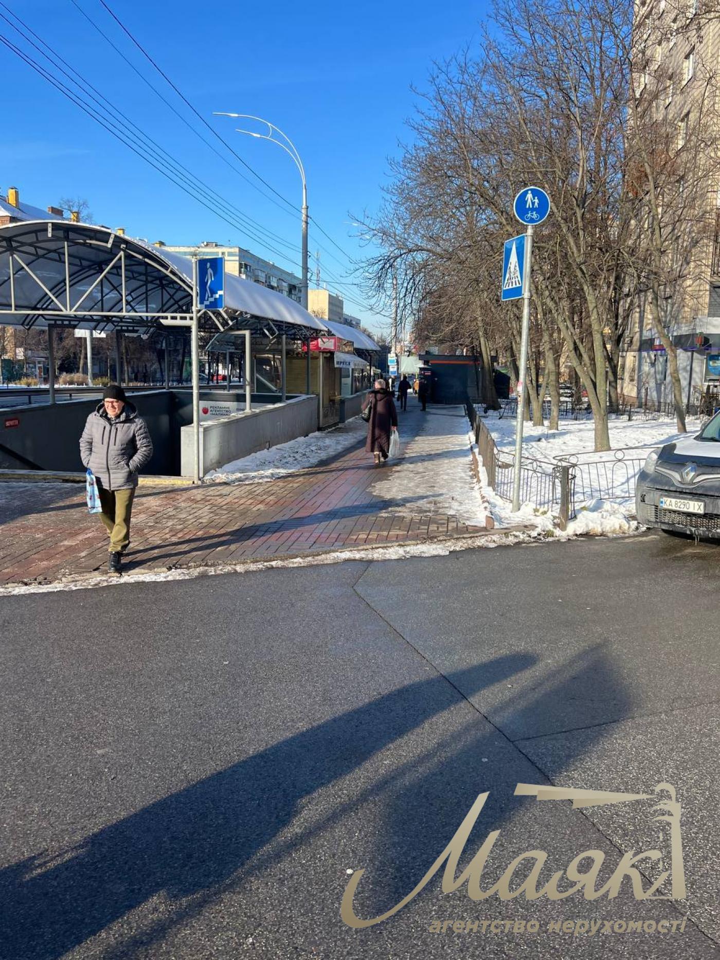 Оренда фасадного приміщення 47,5 м.кв. Севастопольська площа