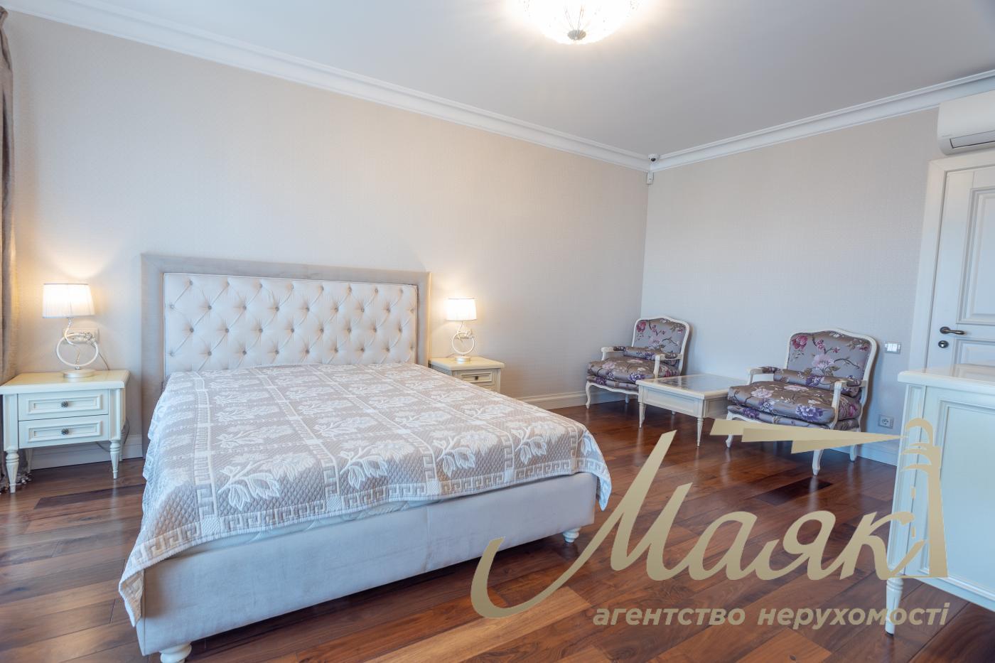 Sale 4k apartment with parking place in LCD Zverinetskyi, Pechersk, Kiev
