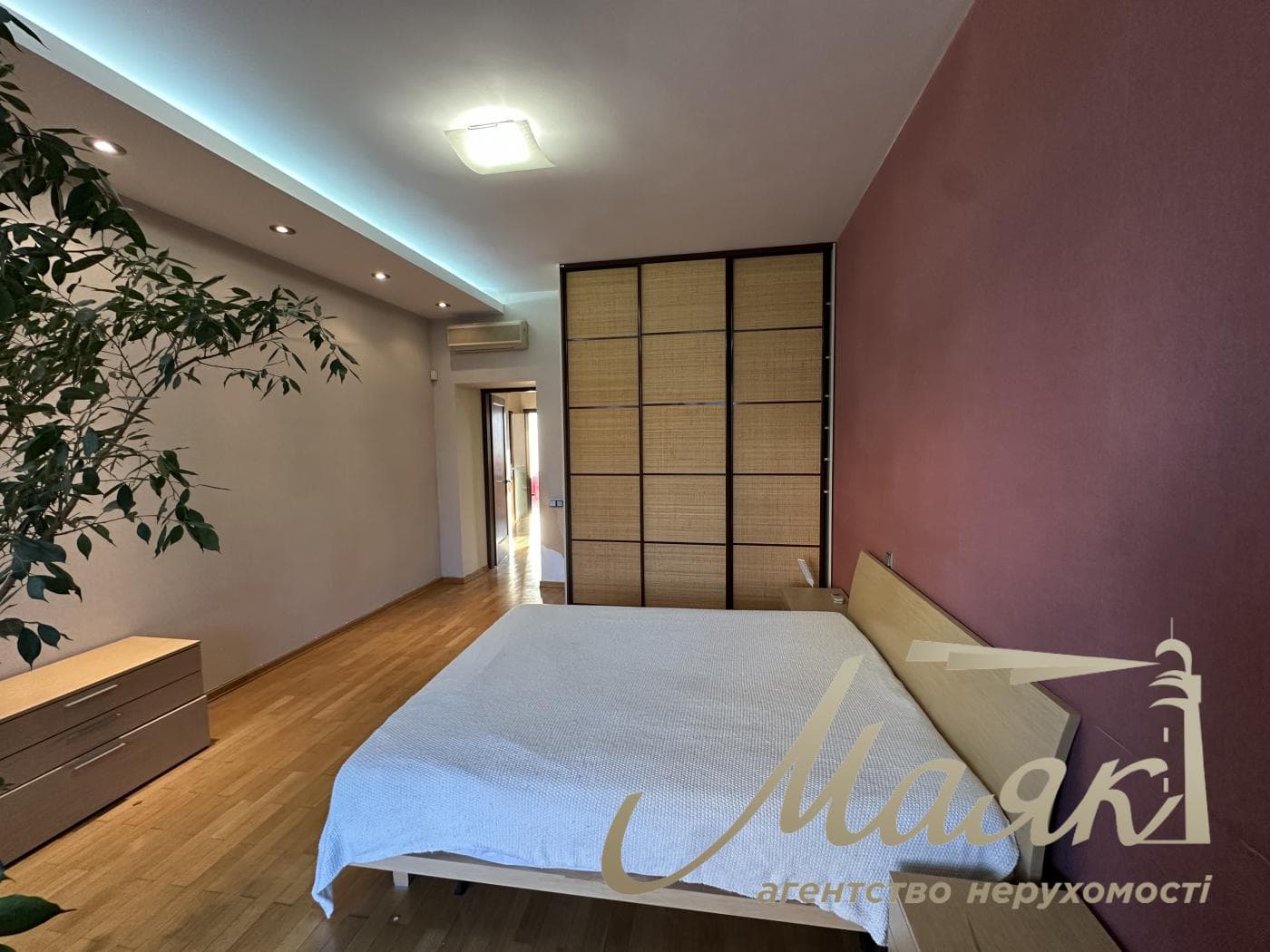 3-bedroom apartment (122 m²) for rent at 10-A Ivasyuka Ave.