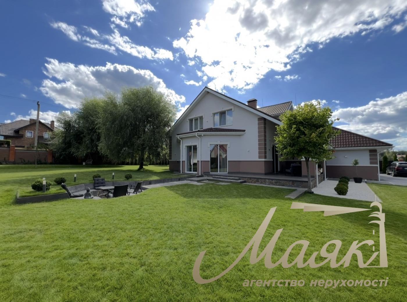 House for sale with designer renovation 356m2 in Ivankovichi