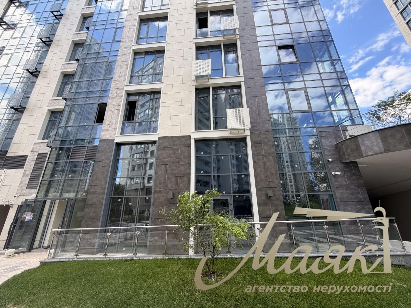 Commercial facade premises for rent in the residential complex "Novopecherskie Lipki"