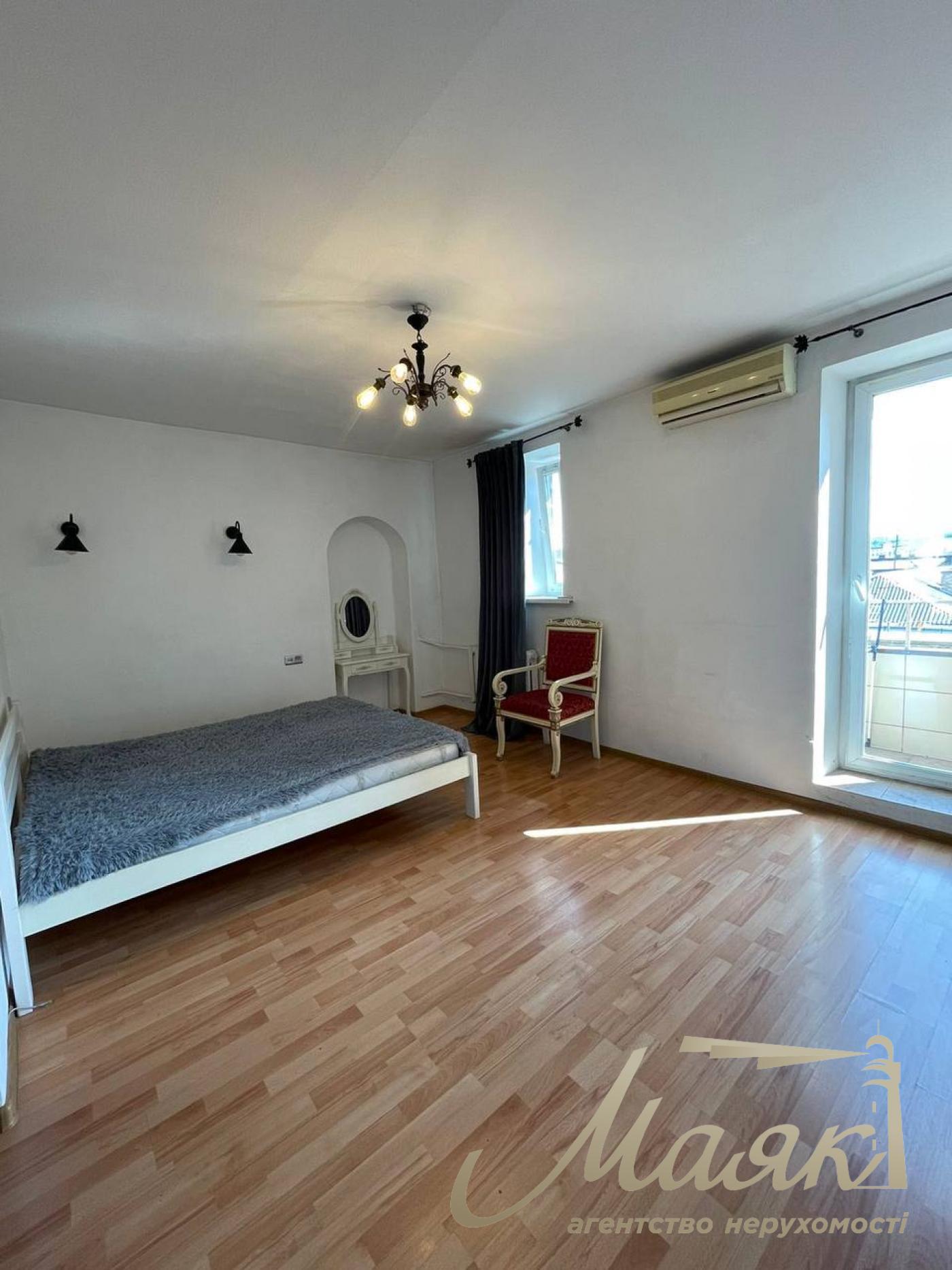 Оренда дворівневої квартири на Подолі.