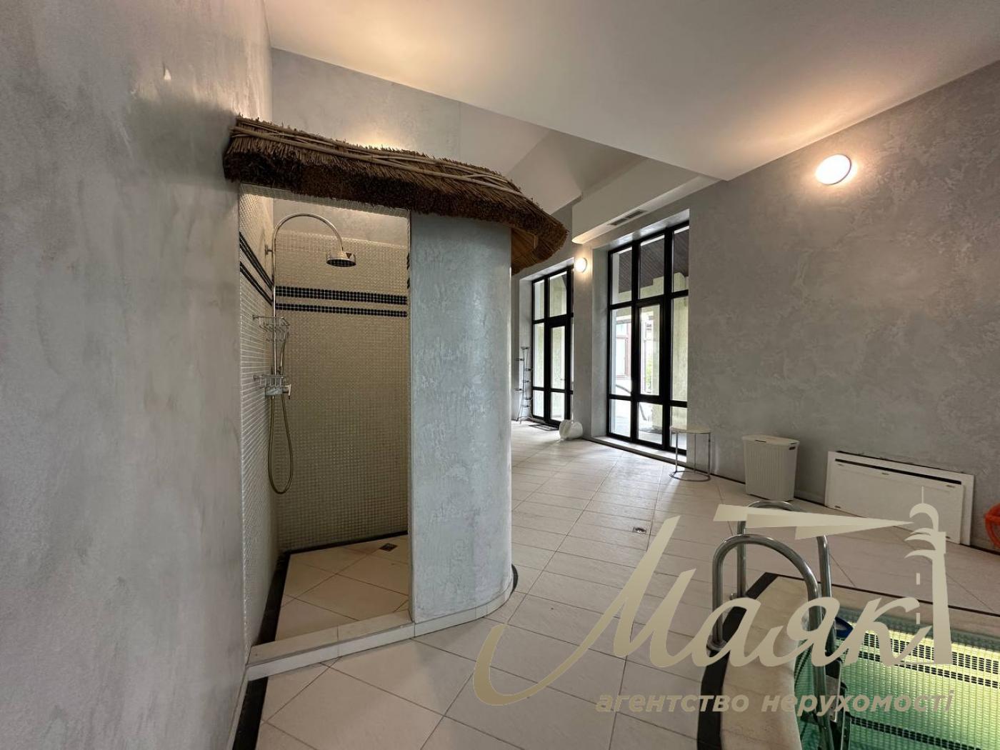 Оренда резиденції з двох будинків на 60 сотках землі в Хуторі Мриги, Голосіївський район, Київ.