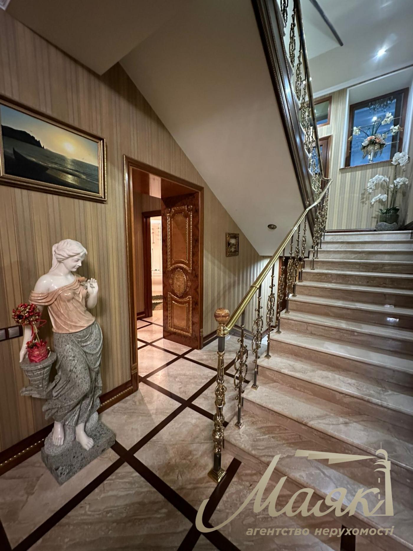 We offer for sale a luxurious house in Petropavlovska Borschagovka, Kiev, just 3 minutes from the city.