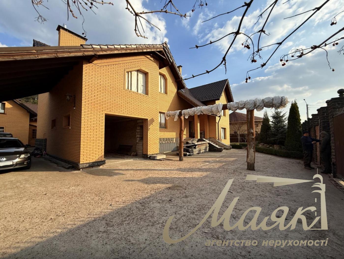 Продажа 2х-этажного дома 357.39м2 в с.Погребы, Броварский район.