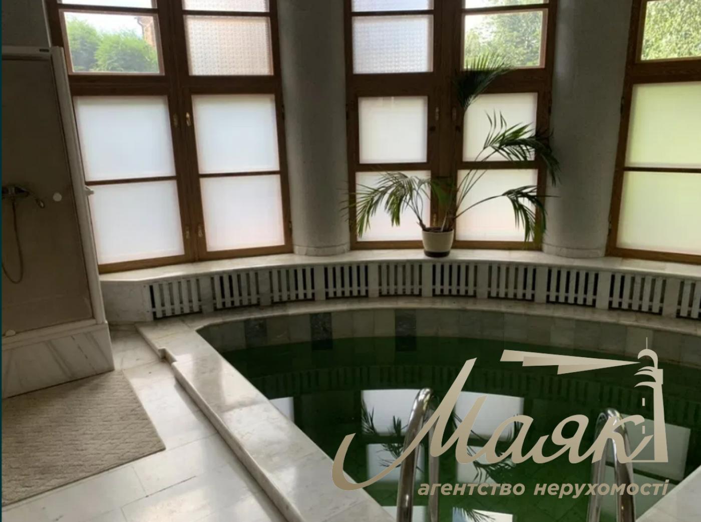 Продажа дома 800кв.м возле  Площади Шевченка