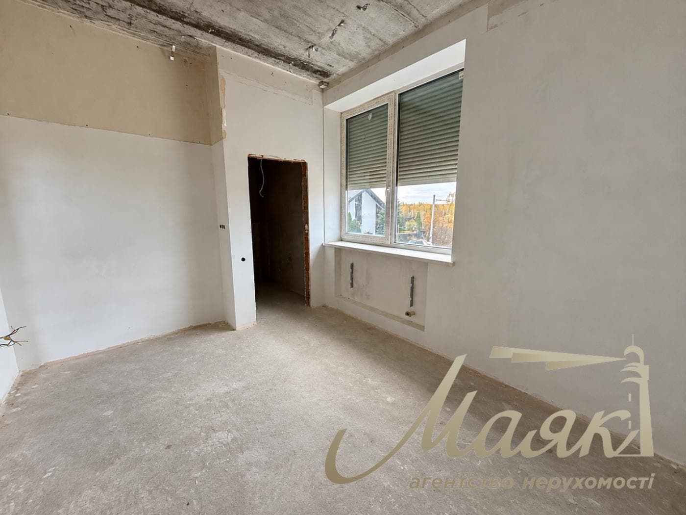 3-story house for sale, 325 m², village of Plyuty